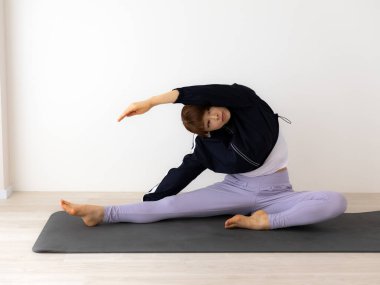 Asyalı kadın yoga ve egzersiz yapıyor.
