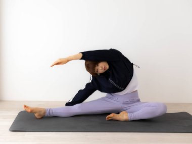 Asyalı kadın yoga ve egzersiz yapıyor.