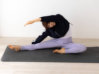 Asyalı kadın yoga ve egzersiz yapıyor.