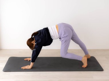 Asyalı kadın yoga ve egzersiz yapıyor.