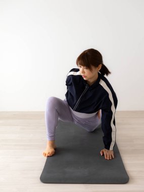 Asyalı kadın yoga ve egzersiz yapıyor.