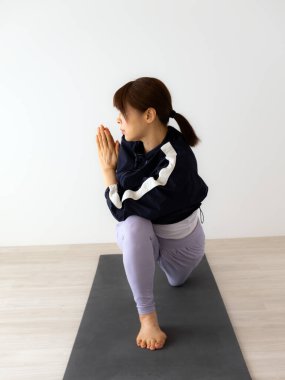 Asyalı kadın yoga ve egzersiz yapıyor.