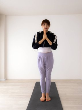 Asyalı kadın yoga ve egzersiz yapıyor.