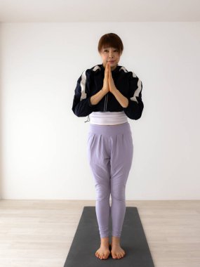 Asyalı kadın yoga ve egzersiz yapıyor.