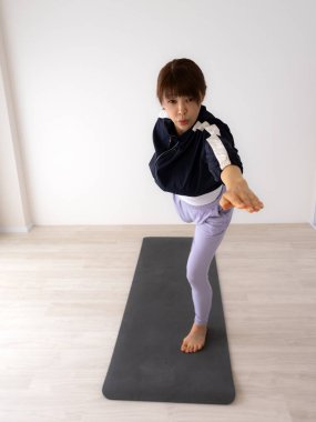 Asyalı kadın yoga ve egzersiz yapıyor.