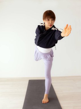 Asyalı kadın yoga ve egzersiz yapıyor.