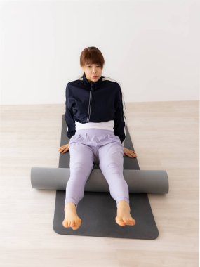 Asyalı kadın yoga ve egzersiz yapıyor.