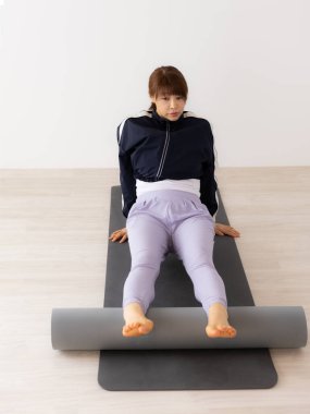 Asyalı kadın yoga ve egzersiz yapıyor.