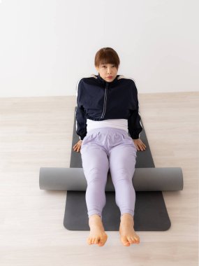 Asyalı kadın yoga ve egzersiz yapıyor.