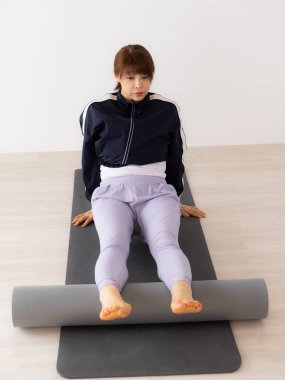 Asyalı kadın yoga ve egzersiz yapıyor.