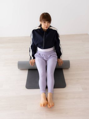 Asyalı kadın yoga ve egzersiz yapıyor.