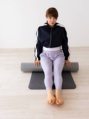 Asyalı kadın yoga ve egzersiz yapıyor.