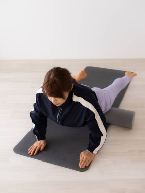 Asyalı kadın yoga ve egzersiz yapıyor.