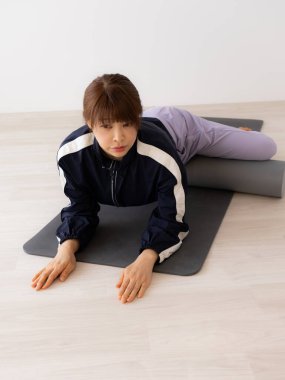 Asyalı kadın yoga ve egzersiz yapıyor.