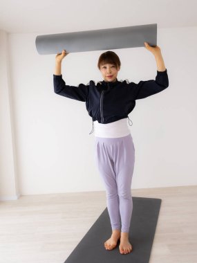 Asyalı kadın yoga ve egzersiz yapıyor.