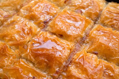 Geleneksel Türk tatlıları Baklava. Tepside lezzetli, çıtır çıtır, cevizli, baklava. Orta doğu tatları. El yapımı hamur işi. Türk ev yapımı tatlı