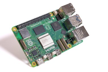 İstanbul, Türkiye - 16 Kasım 2023: Raspberry Pi 5 izole edilmiş beyaz arka plan. Tek kişilik bilgisayar, SBC. Bilgisayar tek devre kartı üzerine kurulmuş. RPi Model 5.