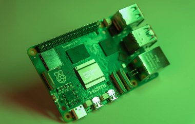 İstanbul, Türkiye - 16 Kasım 2023: Ahududu Pi 5 önemli ölçüde yeşil filtreyle aydınlatıldı. Tek kişilik bilgisayar, SBC. Bilgisayar tek devre kartı üzerine kurulmuş. RPi Model 5