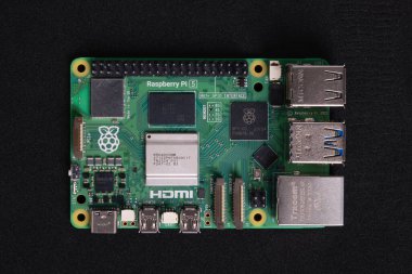 İstanbul, Türkiye - 16 Kasım 2023: Ahududu Pi 5 siyah zemin üzerinde izole edildi. Tek kişilik bilgisayar, SBC. Bilgisayar tek devre kartı üzerine kurulmuş. RPi Model 5.