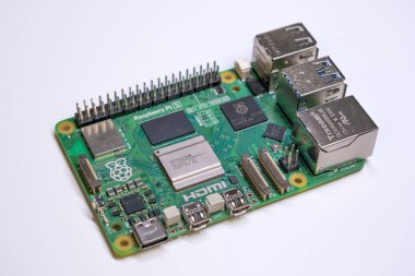 İstanbul, Türkiye - 16 Kasım 2023: Raspberry Pi 5 izole edilmiş beyaz arka plan. Tek kişilik bilgisayar, SBC. Bilgisayar tek devre kartı üzerine kurulmuş. RPi Model 5.