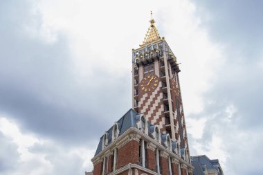 Batumi, Georgia 'daki Piazza Meydanı' ndaki ünlü saat kulesi. Şehirde İtalyan tarzı halka açık alan, bulutlu bir arka plan. Batumi 'nin en çok ziyaret edilen ve popüler manzarası