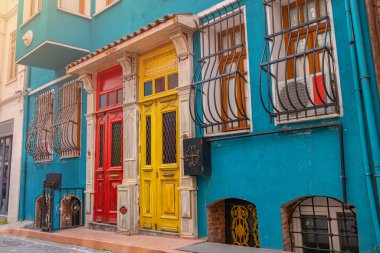 İstanbul, Balat 'ta güzel ahşap kapıları olan renkli eski evler. Balat bölgesindeki mavi binada renkli tarihi kapılar. Sokak köşesi sahnesi