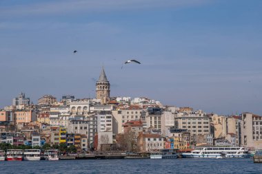 İstanbul, Türkiye - 10 Mart 2023: Arka planda ikonik Galata Kulesi bulunan İstanbul Şehri. Resimli şehir manzarası, dönüm noktası