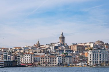 İstanbul, Türkiye - 10 Mart 2023: Arka planda ikonik Galata Kulesi bulunan İstanbul Şehri. Resimli şehir manzarası, dönüm noktası