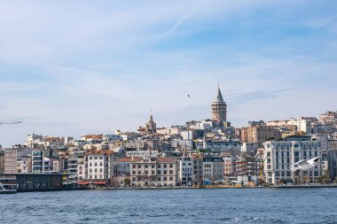 İstanbul, Türkiye - 10 Mart 2023: Arka planda ikonik Galata Kulesi bulunan İstanbul Şehri. Resimli şehir manzarası, dönüm noktası