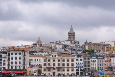 İstanbul, Türkiye - 10 Mart 2023: Arka planda ikonik Galata Kulesi bulunan İstanbul Şehri. Resimli şehir manzarası, dönüm noktası