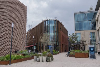 İstanbul, Türkiye - 10 Mart 2023: Galataport 'taki modern mimari tasarım açık hava alışveriş merkezi. Galataport, Karaköy bölgesinde dükkanları ve restoranları olan açık alan