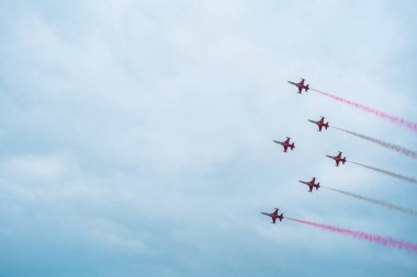 Samsun, Türkiye - 19 Mayıs 2023: Türk Yıldızları savaş jetleri mavi gökyüzü arka planında uçuyor. Türk Hava Kuvvetleri ulusal akrobatik gösteri takımının manevra yapmasını sağladı. 30 Ağustos, 29 Ekim, ulusal tatiller.