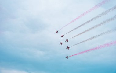 Samsun, Türkiye - 19 Mayıs 2023: Türk Yıldızları savaş jetleri mavi gökyüzü arka planında uçuyor. Türk Hava Kuvvetleri ulusal akrobatik gösteri takımının manevra yapmasını sağladı. 30 Ağustos, 29 Ekim, ulusal tatiller.