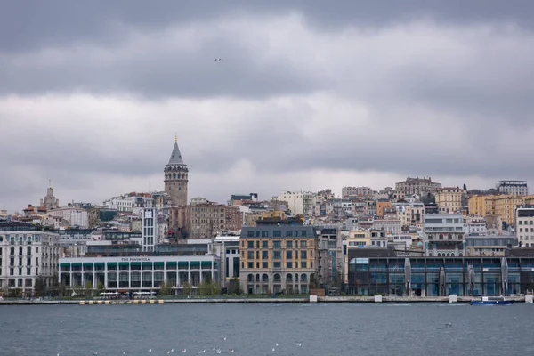 İstanbul, Türkiye - 10 Mart 2023: Arka planda ikonik Galata Kulesi bulunan İstanbul Şehri. Resimli şehir manzarası, dönüm noktası