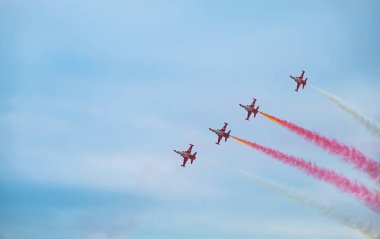 Samsun, Türkiye - 19 Mayıs 2023: Türk Yıldızları savaş jetleri mavi gökyüzü arka planında uçuyor. Türk Hava Kuvvetleri ulusal akrobatik gösteri takımının manevra yapmasını sağladı. 30 Ağustos, 29 Ekim, ulusal tatiller.