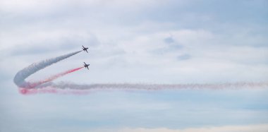 Samsun, Türkiye - 19 Mayıs 2023: Türk Yıldızları savaş jetleri mavi gökyüzü arka planında uçuyor. Türk Hava Kuvvetleri ulusal akrobatik gösteri takımının manevra yapmasını sağladı. 30 Ağustos, 29 Ekim, ulusal tatiller.