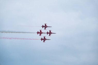 Samsun, Türkiye - 19 Mayıs 2023: Türk Yıldızları savaş jetleri mavi gökyüzü arka planında uçuyor. Türk Hava Kuvvetleri ulusal akrobatik gösteri takımının manevra yapmasını sağladı. 30 Ağustos, 29 Ekim, ulusal tatiller.
