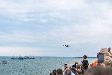 Samsun, Türkiye - 19 Mayıs 2023: Türk Soloturk F-16 savaş uçağı mavi bulutlu arka planda uçuyor. Türk Solo ulusal akrobatik şov takımı F-16 savaş uçağı bir hava gösterisi düzenledi