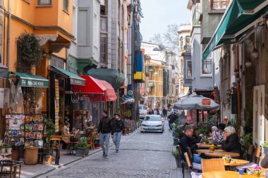 İstanbul, Türkiye - 10 Mart 2023: Balat ilçesinde popüler ve hareketli cadde. Tarihi mahallede renkli evler. Fatih 'te sokak sahnesi. Geleneksel mimari evlerin süslemeleri