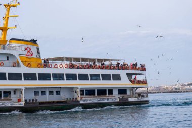 İstanbul, Türkiye - 10 Mart 2023: İstanbul arkaplanlı feribot İstanbul Boğazı 'nda denize açıldı. Feribot, tarihi ve ikonik siluet şehri ile Boğaz Boğazı 'ndan yolcu taşıyor.