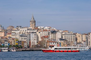 İstanbul, Türkiye - 10 Mart 2023: Arka planda ikonik Galata Kulesi bulunan İstanbul Şehri. Resimli şehir manzarası, dönüm noktası