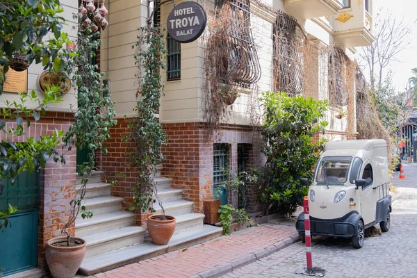 İstanbul, Türkiye - 10 Mart 2023: Butik ve İstanbul 'un tarihi Balat ilçesinde renkli ahşap kapılı geleneksel mimari otel. Renkli Balat mahallesindeki Troya Oteli 'nin önünde.