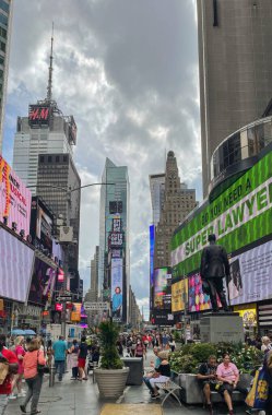 Times Meydanı 'nın canlı sokaklarını dijital reklam panoları ve çeşitli kalabalıklarla keşfedin. New York 'taki şehir hayatının özünü yakalıyor, enerji ve çeşitli insanlarla dolu..