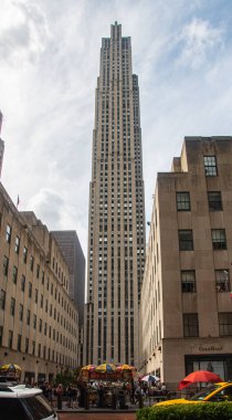 Canlı bir şehir ortamının ortasındaki gökdelenleri keşfedin. Aşağıdaki cadde insanlar, satıcılar ve canlı şehir hayatı ile dolup taşıyor. Metropolitan yaşamının özünü yakalıyorlar..