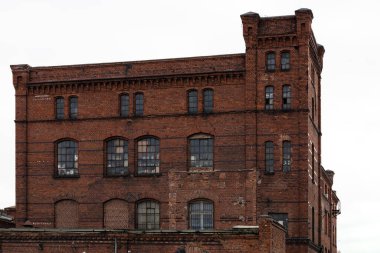 Büyük, tarihi tuğla bir binada uzun pencereler ve mimari ayrıntılar yer alıyor. Yıpranmış dış görünüşü bulutlu bir günde çevre kentsel çevreye karakter katar..