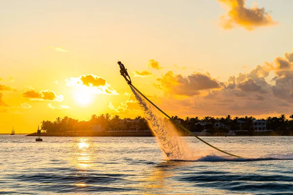 Flyboard Extreme, Man Flyboarding bei Sonnenuntergang, Key West South Florida — Stockfoto