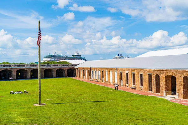 Old Fort Coastal Defense Fortification Key West, Florida, Binnenplaats met Amerikaanse vlag gehesen op vlaggenmast, oceaan en cruiseschip op de achtergrond — Stockfoto