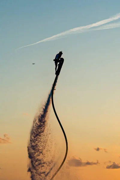 Flyboard Extreme, Man Flyboarding bij zonsondergang, Key West South Florida — Stockfoto