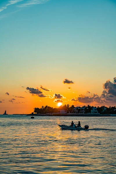 Solnedgång, vy över Sunset y Island från Mallory Square, Key West, Florida, USA — Stockfoto