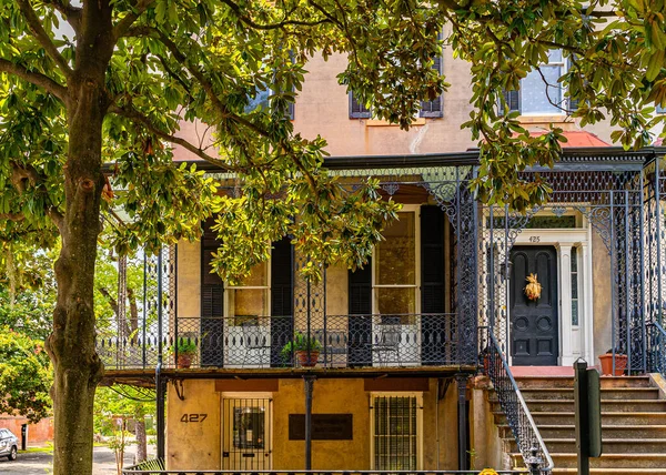 Belles rues et maisons dans le centre de Savannah, Géorgie, États-Unis — Photo